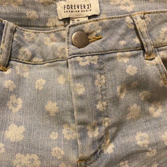 ✨NEW✨FOREVER21 LIGHT BLUE JEANS WITH WHITE DAISIES - Picture 14 of 14